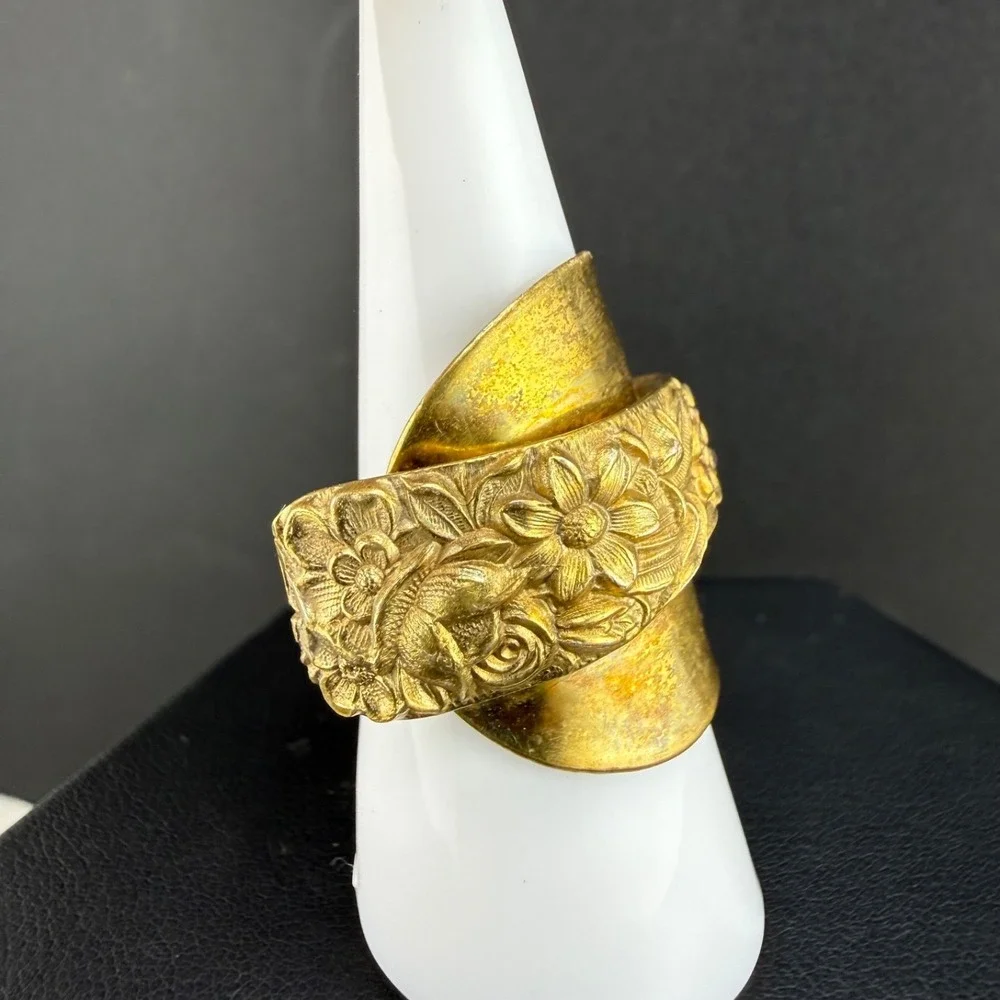 Vintage S Kirk & Son Hammered Repousse Ring Gold Tone Signed Size 8